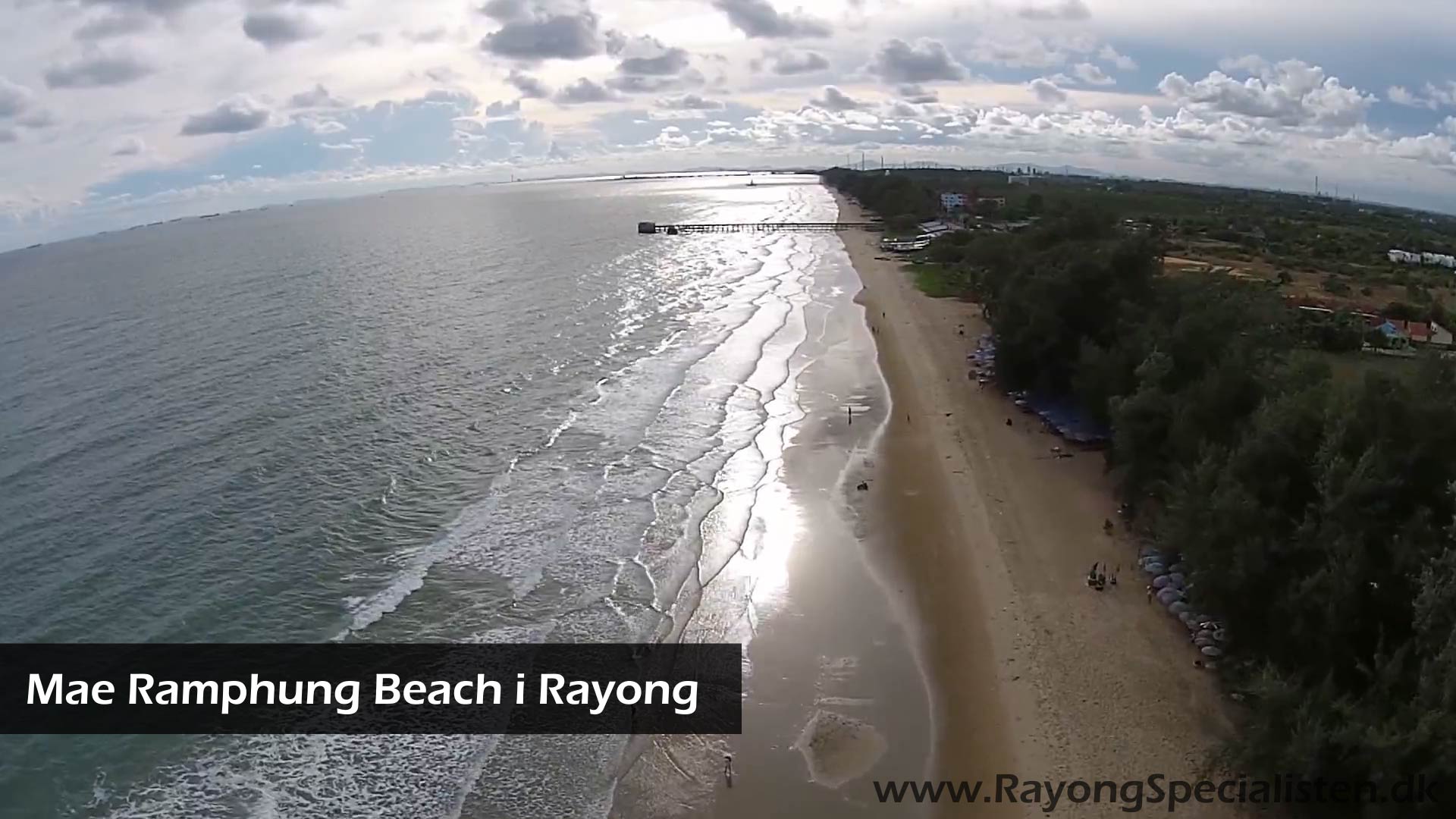 Mae Ramphung Beach fra luften i Rayong